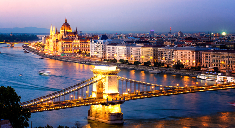 Ungarn Budapest Donau Parlament Dämmerung Foto iStock ecarql.jpg